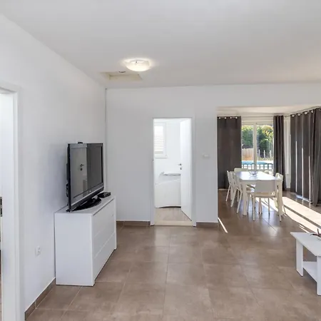 Nane Garden House With Heated Pool Feriehus