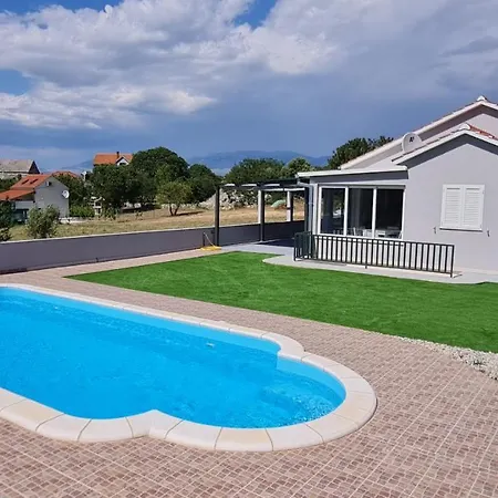 Nane Garden House With Heated Pool Holiday home