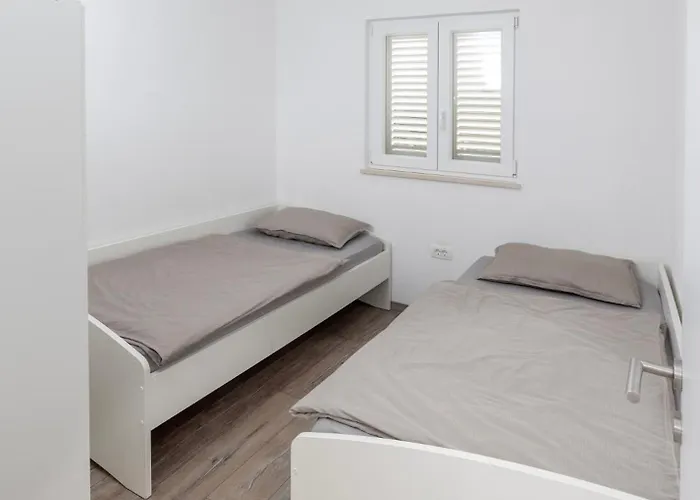 Nane Garden House With Heated Pool Дом отдыха Mirca (Brac)