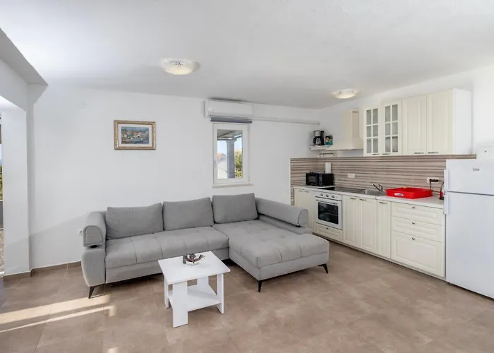 Дом отдыха Nane Garden House With Heated Pool Mirca (Brac)