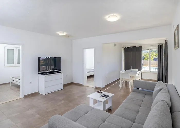 Дом отдыха Nane Garden House With Heated Pool Mirca (Brac)