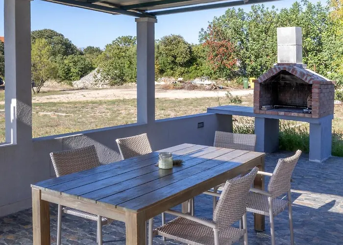 Дом отдыха Nane Garden House With Heated Pool Mirca (Brac)