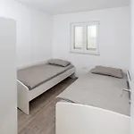 Nane Garden House With Heated Pool Vakantiehuis Mirce