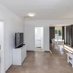 Nane Garden House With Heated Pool Vakantiehuis