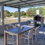 Vakantiehuis Nane Garden House With Heated Pool Mirce