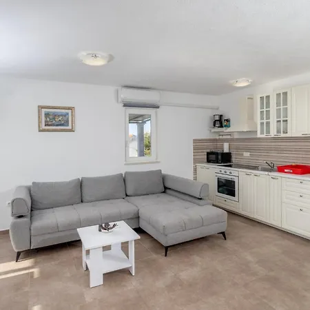 Semesterbostad Nane Garden House With Heated Pool Mirce