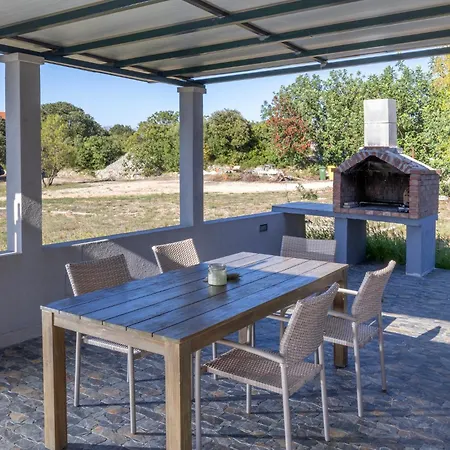 Semesterbostad Nane Garden House With Heated Pool Mirce